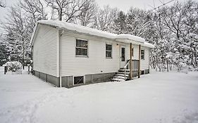 Wooded Twin Lakes Retreat 13 Mi To Lake Michigan!